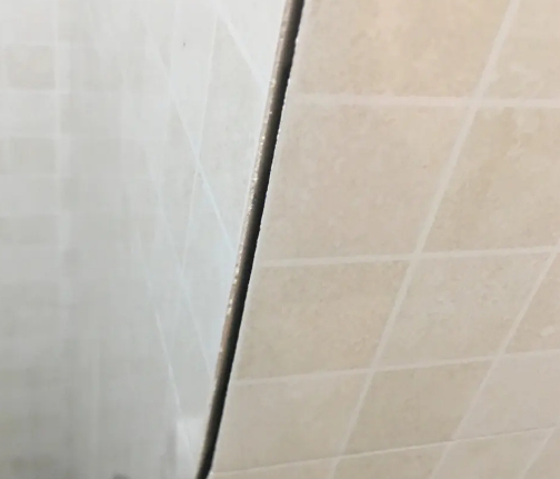 陈巴尔虎瓷砖空鼓维修公司分享阳台瓷砖脱落的修复过程可以分为以下几个步骤