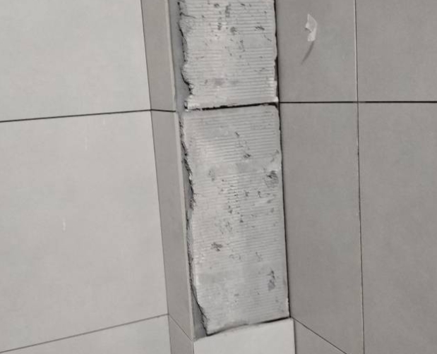 陈巴尔虎瓷砖空鼓维修公司分享下瓷砖施工前基层浇水润湿程度不足，可能导致以下问题