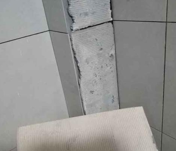 陈巴尔虎瓷砖空鼓维修公司分享下厨房瓷砖脱落的补救措施。
